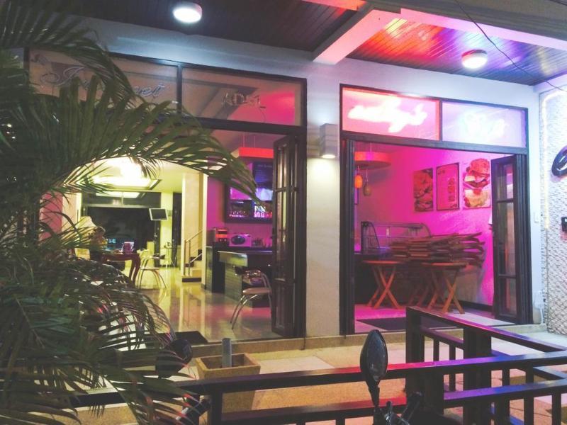 Enjoy'S Beach House & Cafe' Ban Karon Esterno foto