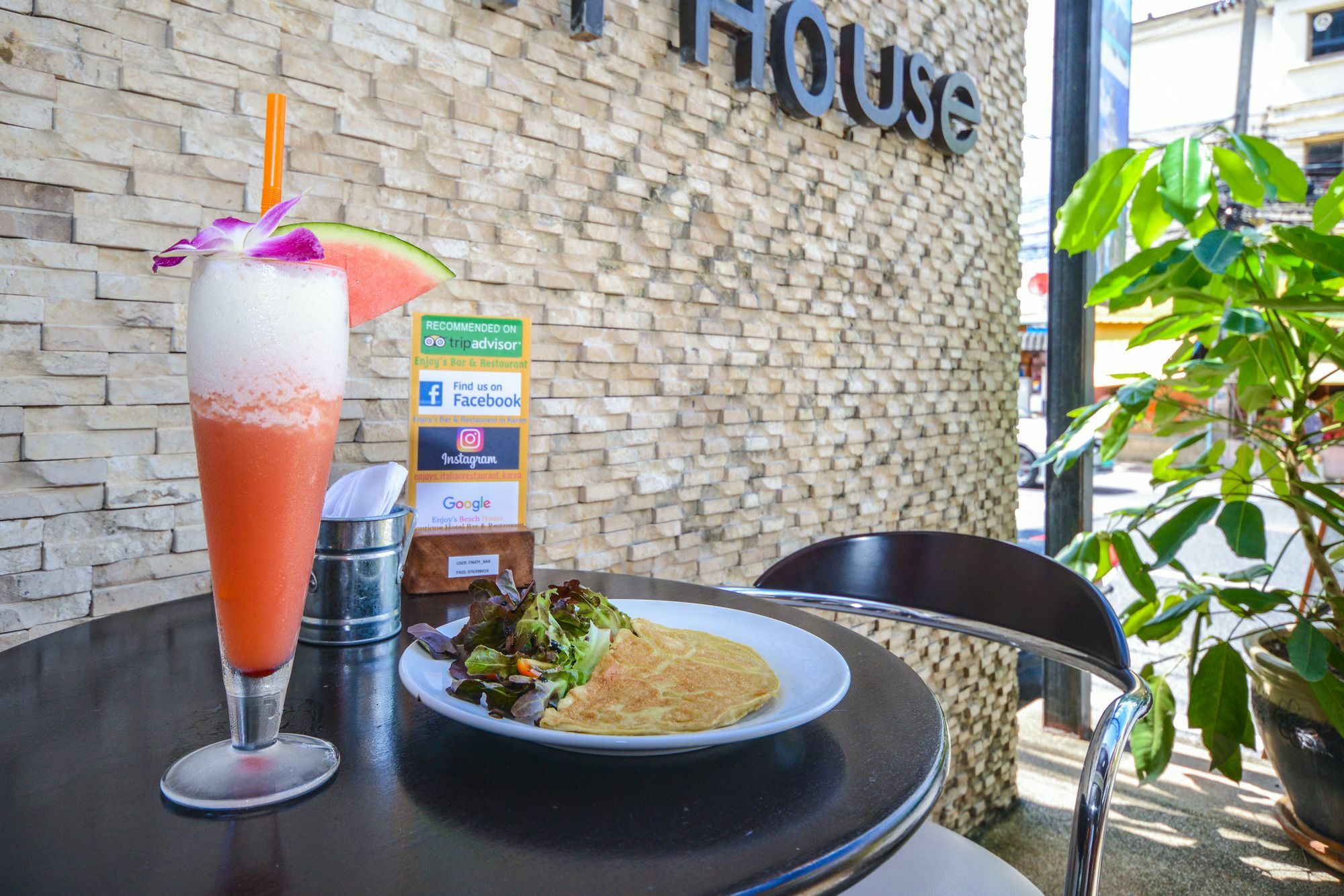 Enjoy'S Beach House & Cafe' Ban Karon Esterno foto
