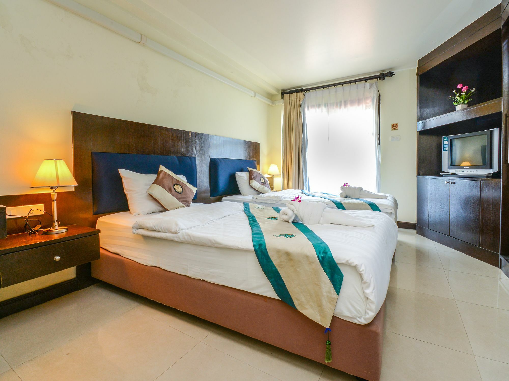 Enjoy'S Beach House & Cafe' Ban Karon Esterno foto