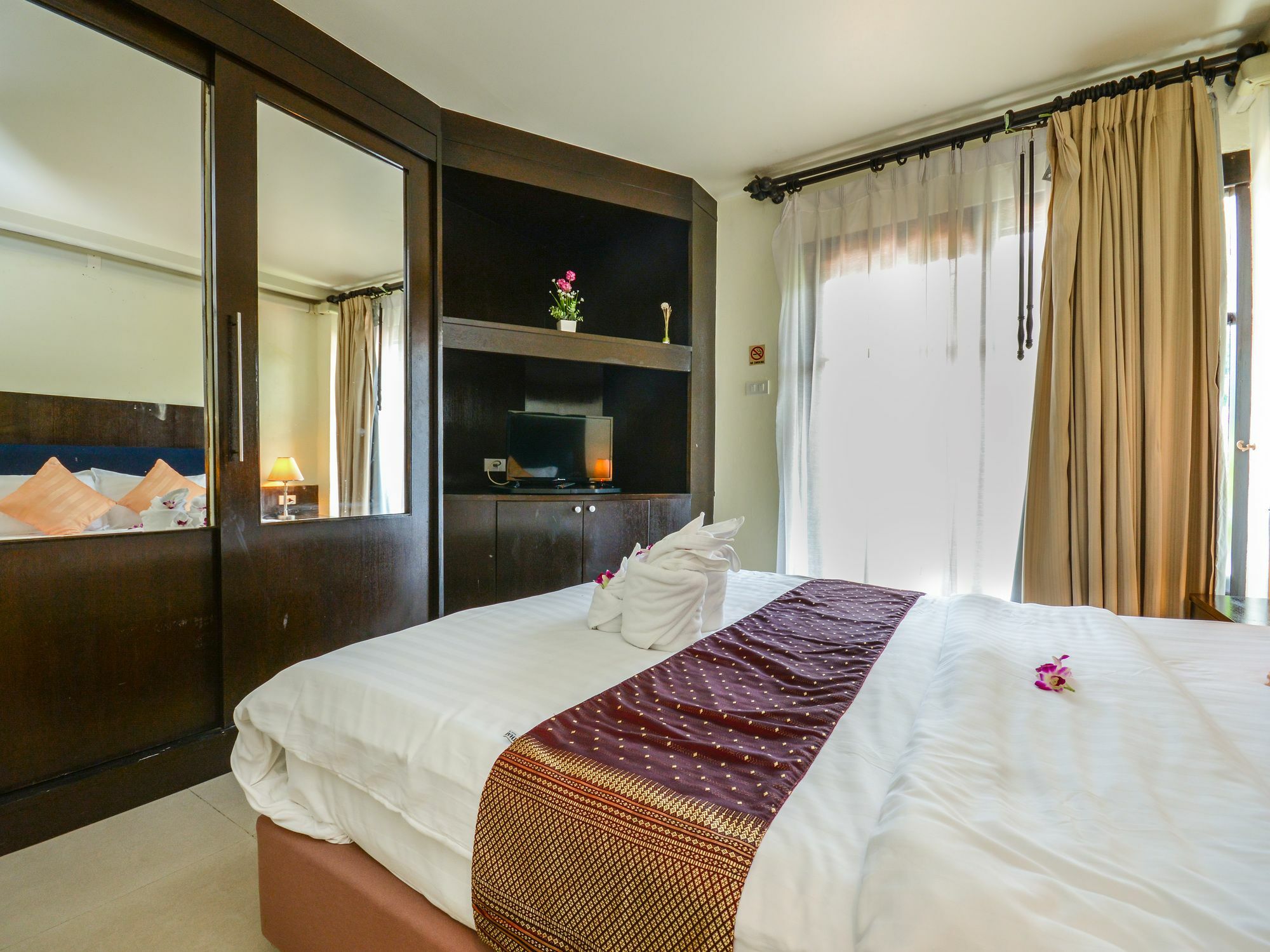 Enjoy'S Beach House & Cafe' Ban Karon Esterno foto