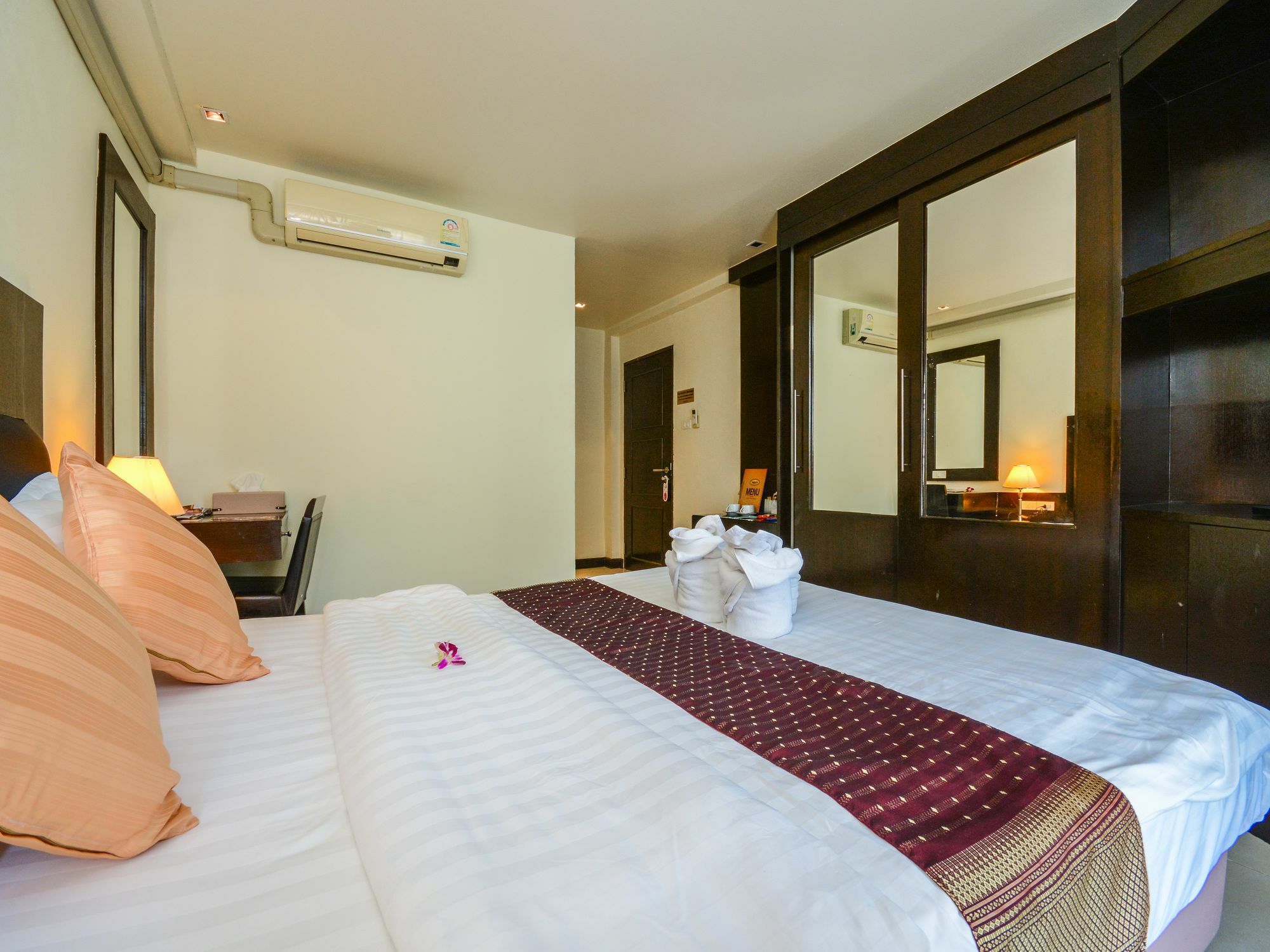 Enjoy'S Beach House & Cafe' Ban Karon Esterno foto