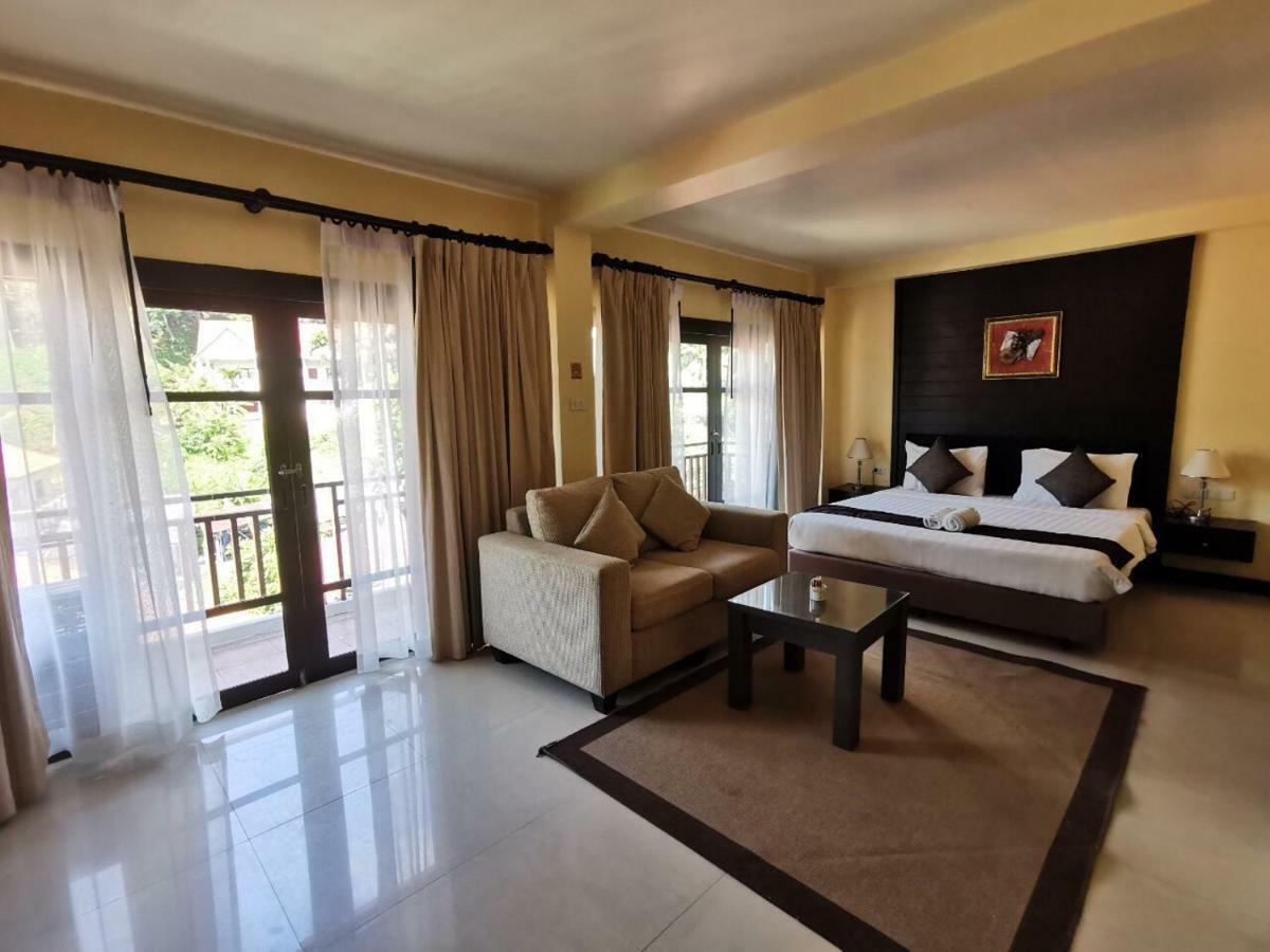 Enjoy'S Beach House & Cafe' Ban Karon Esterno foto